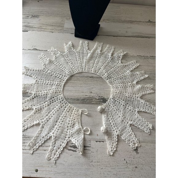 White lace two button crocheted collar - Picture 7 of 8